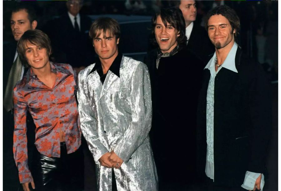 Mark Owen (l-r), Gary Barlow, Jason Orange und Howard Donald kommen 1995 zu den National Television Awards.