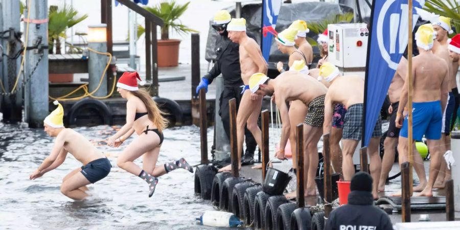 Teilnehmer beim 19. Samichlaus-Schwimmen vom Pier 7 zur Frauenbadi Stadthausquai.