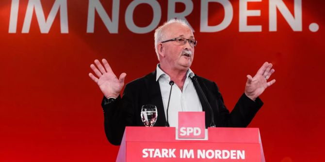 Udo Bullmann (SPD), Fraktionsvorsitzender im Europäischen Parlament, spricht auf dem Landesparteitag der SPD Schleswig-Holstein zur Europawahl 2019 in Kiel (D).