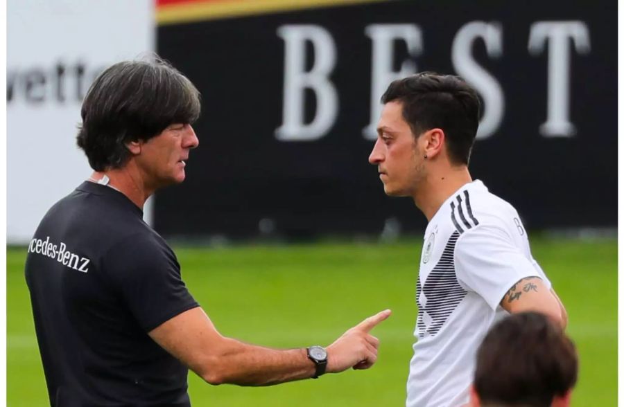 Joachim Löw und Mesut Özil diskutieren bei einem Training Ende Mai 2018 beim Training im italienischen Eppan.