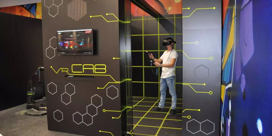 Ein junger Mann zockt in der Virtual-Reality-Box im MediaMarkt Dietlikon ZH.