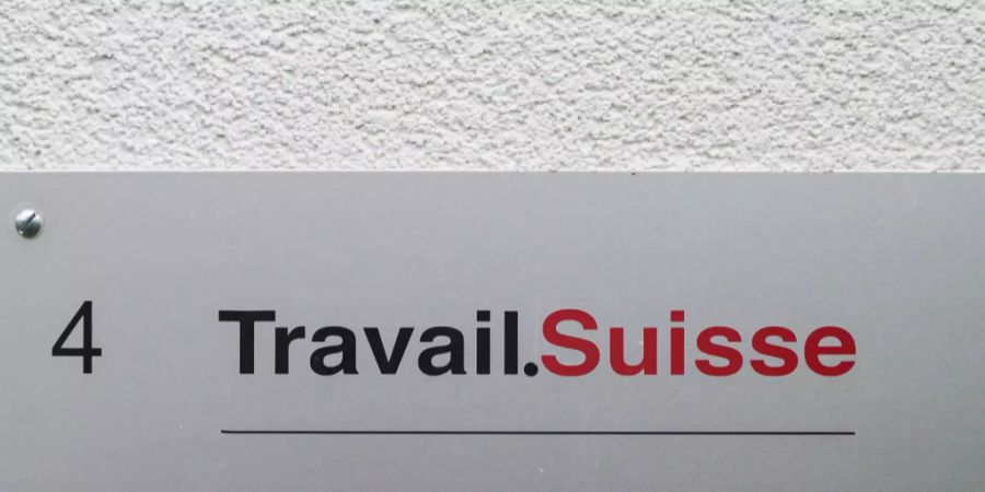 Das Logo der Gewerkschaft Travail.Suisse an einem Gebäude in Bern.