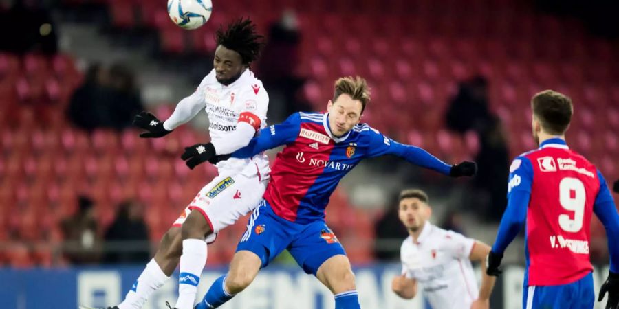 Xavier Kouassi (links, FC Sion) springt hoch zum Kopfballduell mit Luca Zuffi (FC Basel)