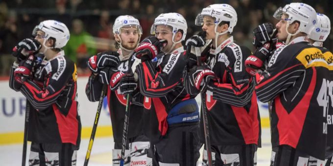 Die Schweizer Eishockeyspieler lassen nach dem verlorenen Final am Lucerne Cup gegen Russland den Kopf hängen.
