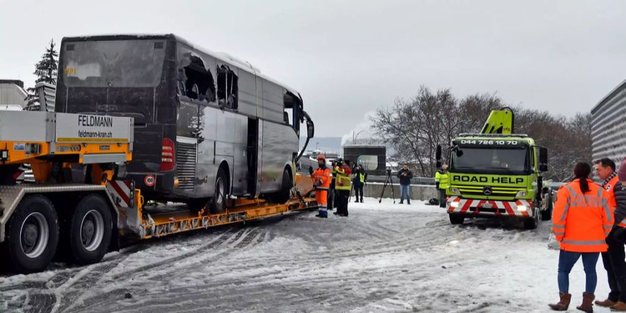 Der Car wird nach dem Unfall abgeschleppt.