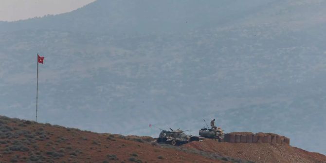 Türkische Panzer stehen am 21.01.2018 in der Umgebung um das Dorf Sugedigi (Türkei) an der Grenze zu Syrien.