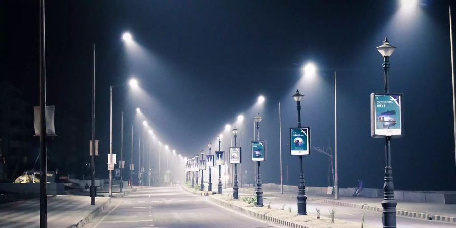 Strassenlaterne beleuchten eine Strasse bei Nacht. (Symbolbild)