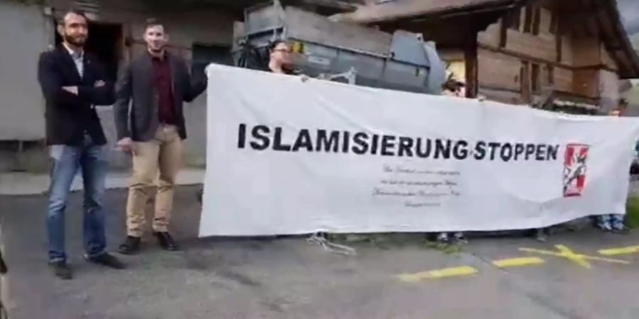 Mitglieder der rechtsextremen PNOS waren im Berner Oberland präsent und provozierten mit Islam-feindlichen Plakaten.