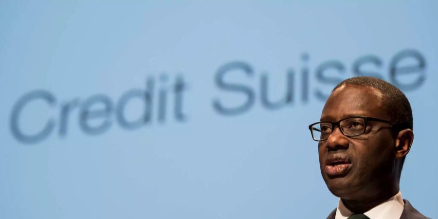 Der Chef der Bank Credit Suisse Tidjane Thiam sitzt bei einer Pressekonferenz.