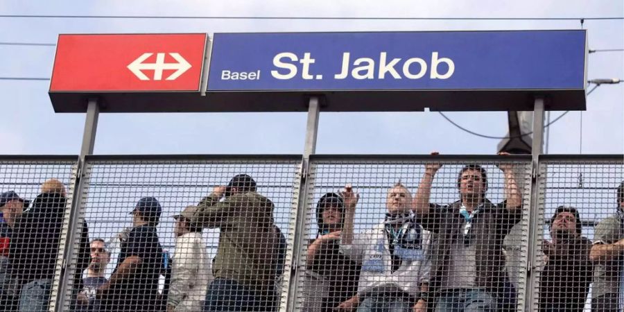 Zwei Personen wurden nach dem Spiel zwischen Basel und Thun durch Fans verprügelt.