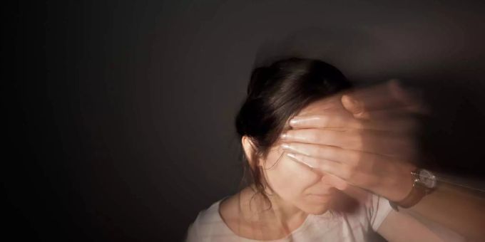 Eine Frau fasst sich an den Kopf. Eine Frau fasst sich an den Kopf.