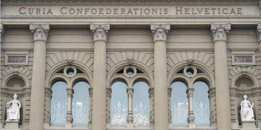 Sicht auf das Bundeshaus mit dem dahinterliegenden Ständeratssaal in Bern.