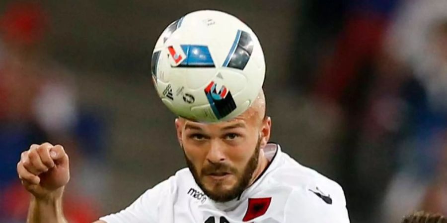 Arlind Ajeti setzt zum Kopfball an.