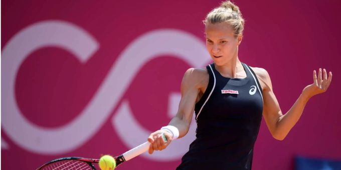 Viktorija Golubic schlägt den Ball. Viktorija Golubic schlägt den Ball.