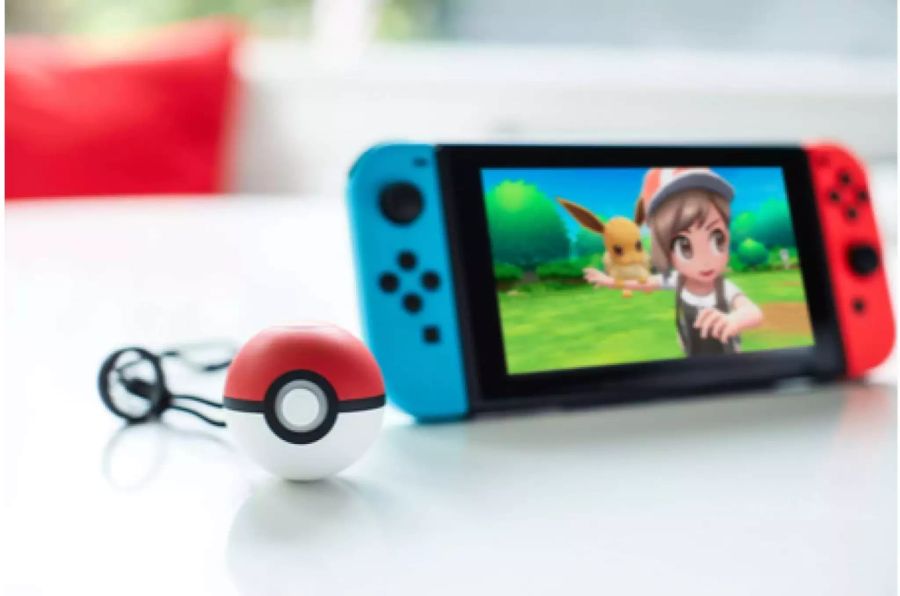 Der Pokéball Controller sowie eine Nintendo Switch sind auf weissem Hintergrund.