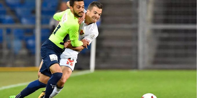 Tosetti (links) und Bua kämpfen um den Ball. Tosetti (links) und Bua kämpfen um den Ball.