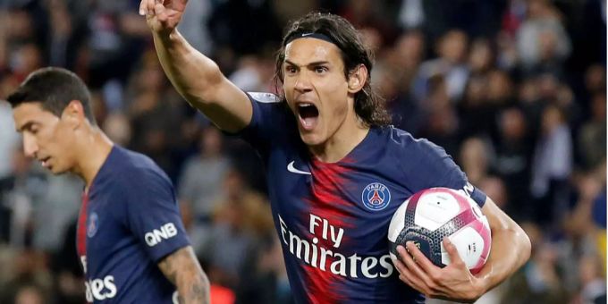 Edinson Cavani reklamiert, nachdem sein Tor gegen Saint-Etienne aberkannt wurde. Edinson Cavani reklamiert, nachdem sein Tor gegen Saint-Etienne aberkannt wurde.