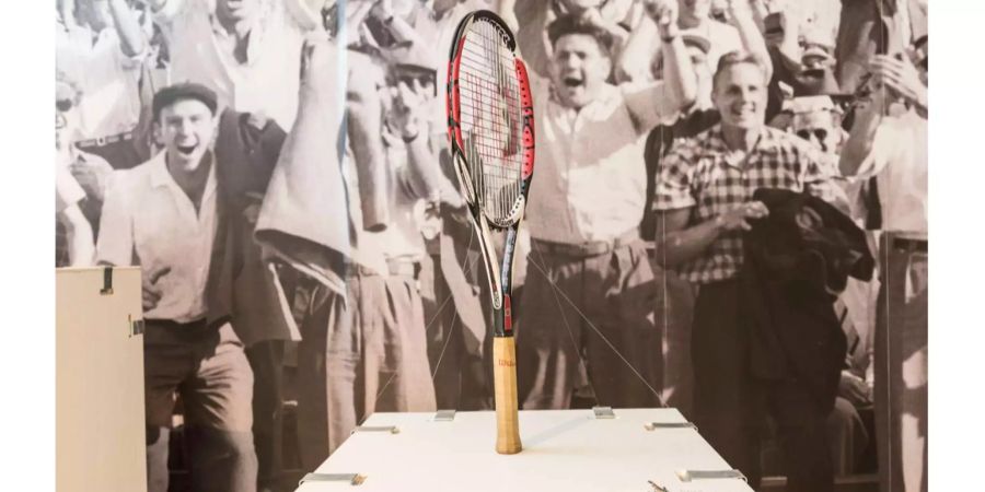 Einer von Roger Federers Schlägern vom Australian Open 2009 steht im Schweizer Sportmuseum in Münchenstein BL.