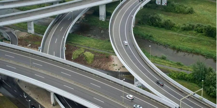 Fahrzeuge bewegen sich auf der Autobahn stadtauswärts.