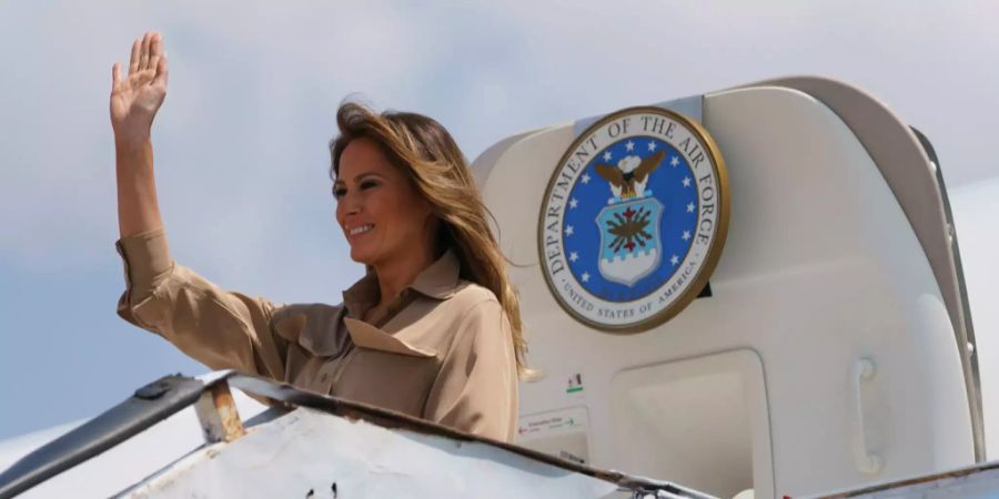 First Lady Melania Trump steigt aus einem Flugzeug. (Archivbild)