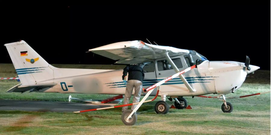 Nach einem Flugunfall steht ein Sportflugzeug auf dem Flugplatz auf Hessens (D) höchstem Berg, der Wasserkuppe.