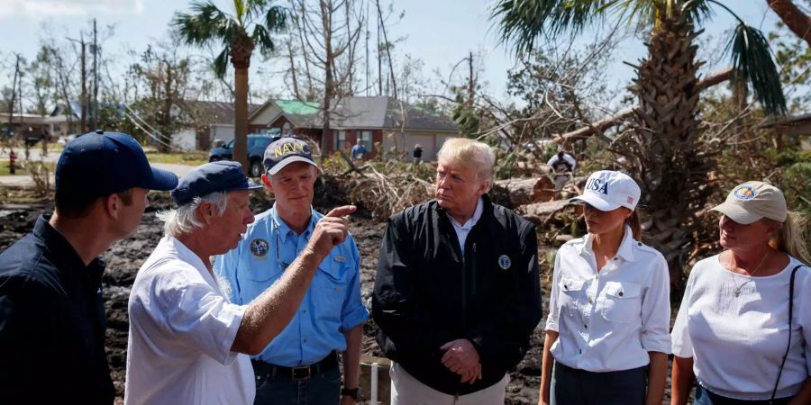 Ein Hausbesitzer von Lynn Haven, Florida (US) (2.v.l) spricht mit FEMA-Direktor Brock Long, Florida Gouverneur Rick Scott (3.v.l), Donald Trump (3.v.r.), Präsident der USA, Melania Trump(2.v.r.), First Lady der USA, und Margo Anderson, Bürgermeisterin von Lynn Haven in Florida, während der US-Präsident und seine Frau das von Hurrikan «Michael» heimgesuchte Gebiet besuchen.