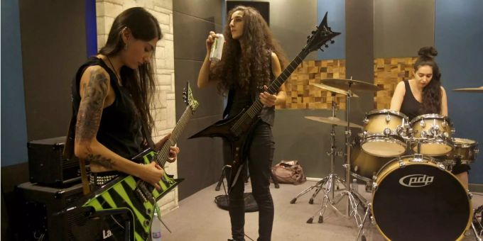 Die Mitglieder der Heavy-Metal-Band «Slaves to Sirens» stimmen ihre Instrumente. Die Mitglieder der Heavy-Metal-Band «Slaves to Sirens» stimmen ihre Instrumente.