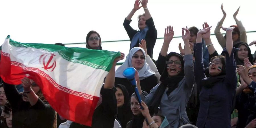 Iranische Frauen feuern die Nationalmannschaft an.