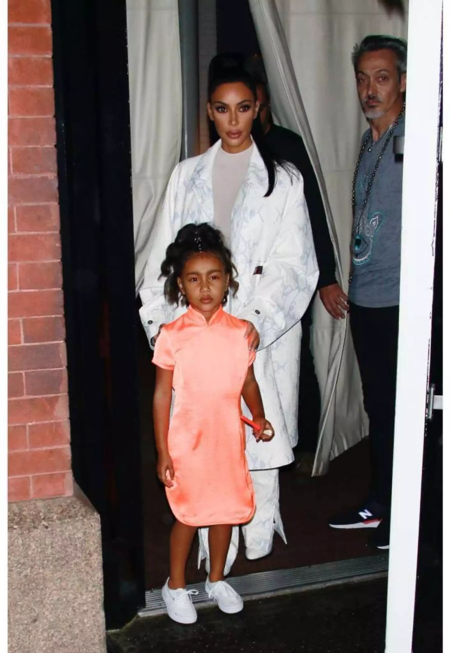 Kim Kardashian und Tochter North verlassen ihr Hotel in New York. Die 5-Jährige sieht aus wie geschminkt.