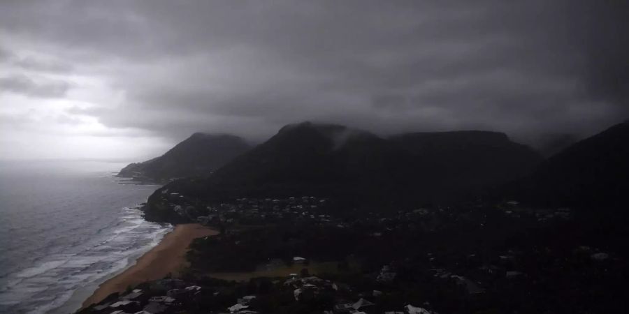 Dunkle Wolken ziehen über Sydney.