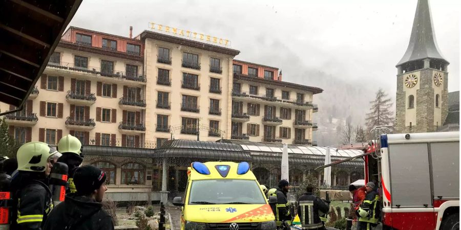 Rettungskräfte und die Polizei sind in Zermatt vor dem Hotel Zermatterhof.