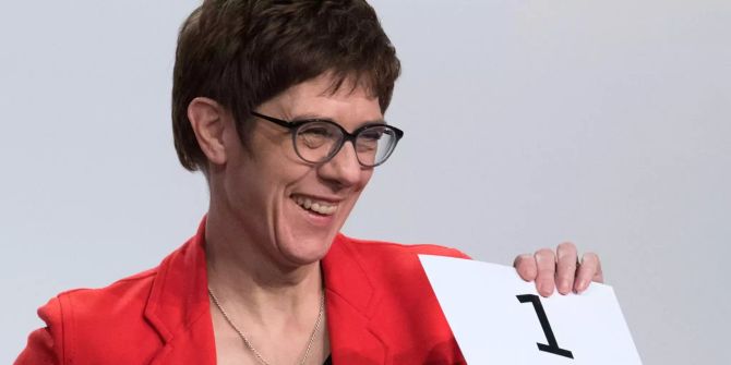Annegret Kramp-Karrenbauer, CDU-Generalsekretärin, zeigt auf der Regionalkonferenz der CDU eine Karte mit der Nummer 1 nach der Auslosung der Rednerliste.