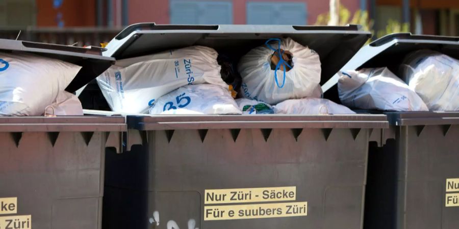 Zürich will den recycelten Anteil bei Abfallsäcken von 60% auf 80% erhöhen.