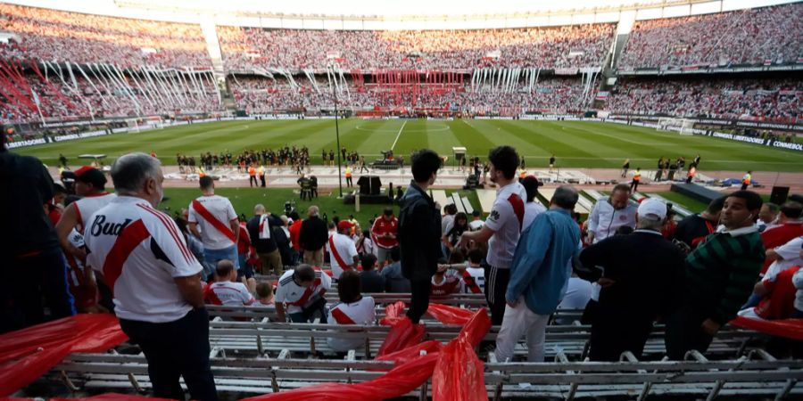 Fans von River Plate warten vergebens auf den Anpfiff des Rückspiels zwischen RIver Plate und den Boca Juniors.