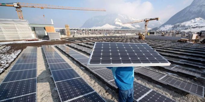Ein Mann installiert eine Photovoltaik Anlage. (Symbolbild) Photovoltaik