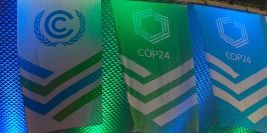 Fahnen mit dem Logo der Klimakonferenz der Vereinten Nationen «COP24» hängen vor dem Veranstaltungsort.