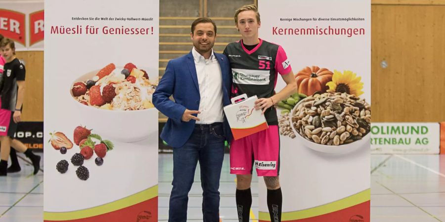 Trainer Miroslav Vybíral überreicht Matěj Hronek den Bestplayerpreis (Foto: Floorball Thurgau, Sandro Schmuki)