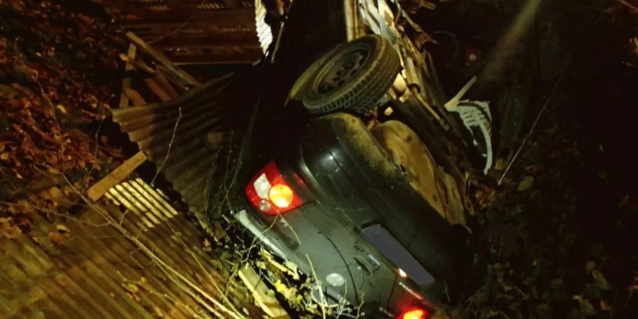 Ein Auto liegt nach einem Unfall in Reitnau AG auf dem Dach.