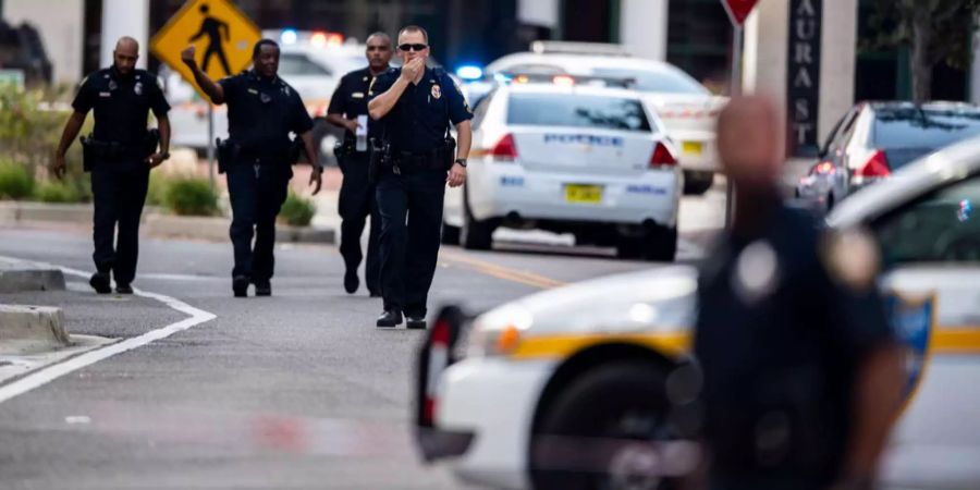 Polizisten stehen im Einsatz nach der Schiesserei in Jacksonville im US-Bundesstaat Florida.