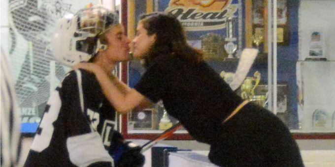 Fotobeweis - Hockey-Schweiss macht Bieber und Gomez heiss