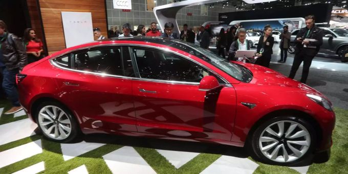 Das Tesla Model 3 wird teurer. (Symbolbild) tesla