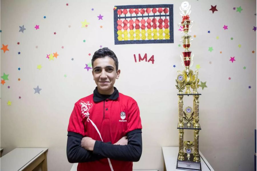 Abdel Rahman Hussein (13) neben der Trophäe, mit der er als «klügstes Kind der Welt» ausgezeichnet worden ist.