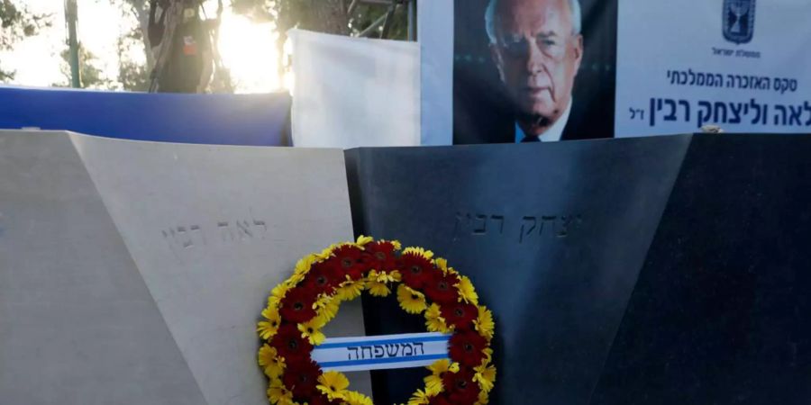 Zehntausende Israelis demonstrieren für Rabin