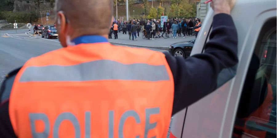 Die Polizei sucht noch nach dem Täter. (Symbolbild)