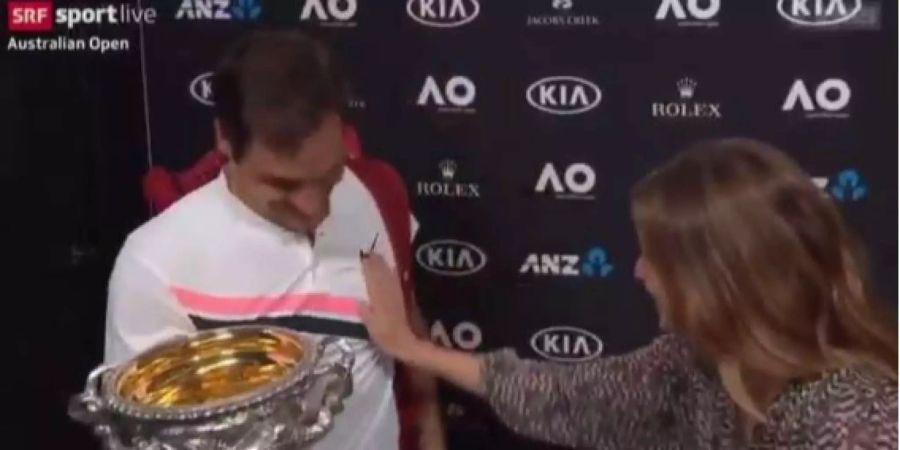 Denise Langenegger beim Interview mit Roger Federer nach seinem Sieg an den Australian Open.