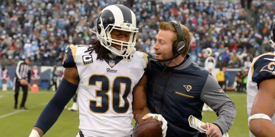 Es klingt nach Hollywood: Die Los Angeles Rams schliessen die letzte Saison als eines der schlechtesten Teams der NFL ab. Mit Sean McVay (30) übernimmt danach der jüngste NFL-Trainer aller Zeiten das Ruder - und macht aus den Rams eines der besten Teams der Liga. Egal wie die Saison enden wird: Die Playoffqualifikation ist für das Team bereits ein grosser Erfolg - und böte bereits Stoff für einen Sportfilm.