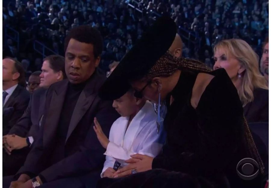 Eltern sind ja so peinlich: Blue Ivy hat ihre fest im Griff.