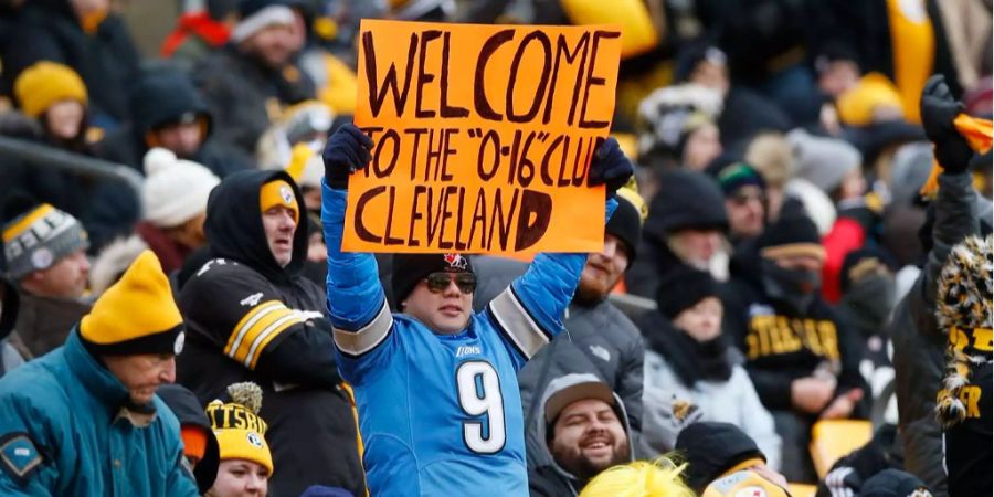 Ein Detroit-Lions-Fan begrüsst die Cleveland Browns im «0-16»-Klub (null Siege und 16 Niederlagen).