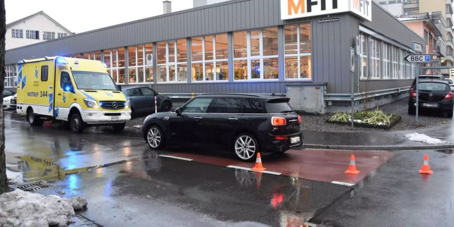 Auf der Quellenstrasse in Gossau SG ist eine Frau angefahren worden.