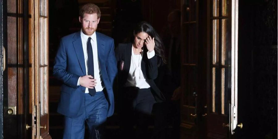 Prinz Harry und Meghan Markle verlassen einen Chartiy-Event.